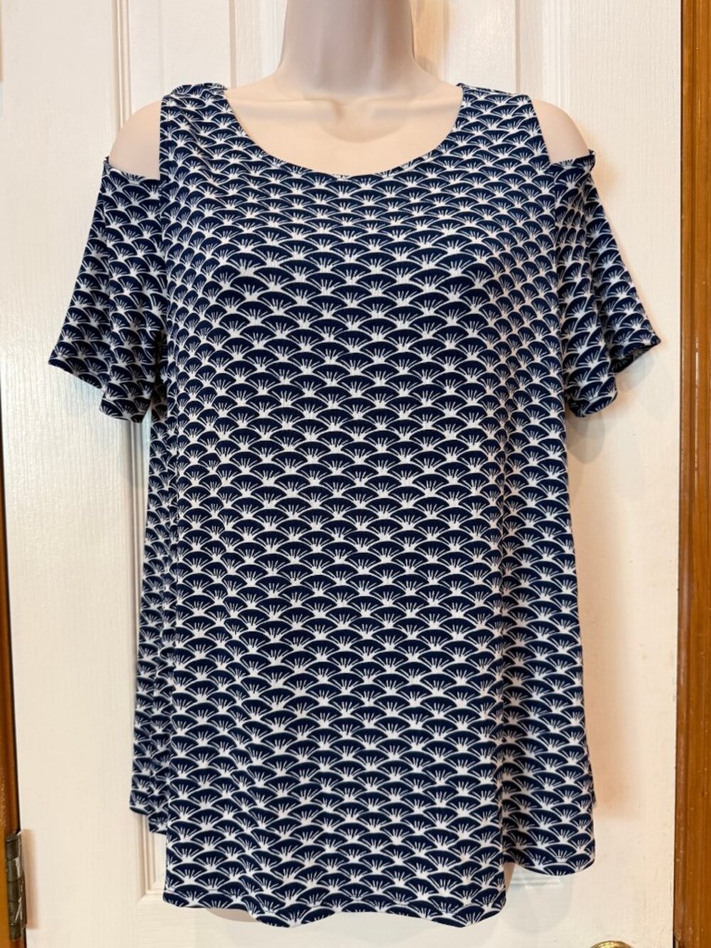 Chico's Travelers Woodblock Fan Short Sleeve Cold Shoulder Top - Sz Med - NWT!!